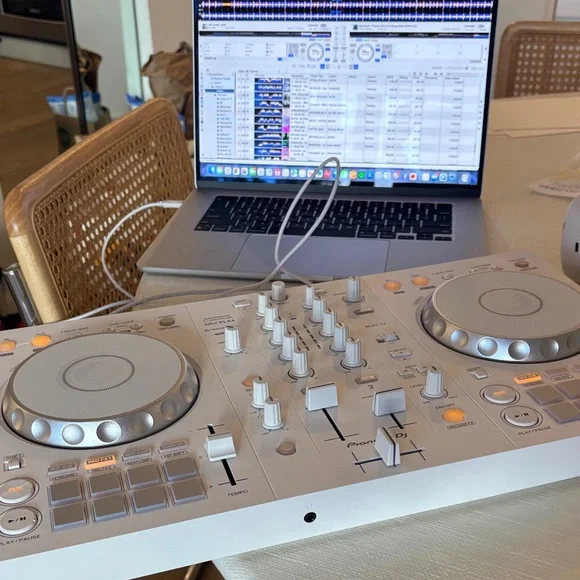 White DDJ-FLX4 Pioneer DJ Controller 2025 - Picture 1 of 4